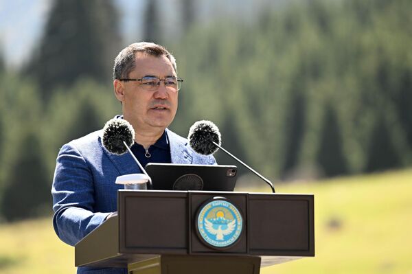 Президент КР дал старт проекту строительства автомобильной дороги Барскоон — Бедель  - Sputnik Кыргызстан