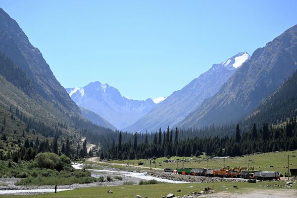 Через перевал Соок планируется построить тоннель длиной 5,5 километра. В районе долины Кара-Сай будет построена эстакадная мостовая конструкция. А для прохождения перевала Ашуу-Суу, где выпадает большое количество снега, построят еще один тоннель протяженностью 3,8 километра. - Sputnik Кыргызстан