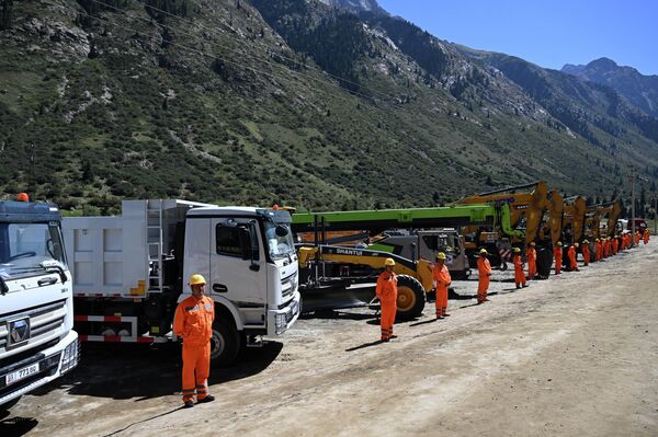 Маршрут в Китай будет проходить с севера на юг через перевалы Барскоон, Сooк, долину Кара-Сай и перевал Ашуу-Суу - Sputnik Кыргызстан