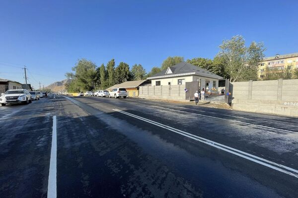 По поручению мэра Женишбека Токторбаева городские власти решили компенсировать утрату и построили для семьи дом, оснащенный необходимыми условиями для комфортного проживания - Sputnik Кыргызстан