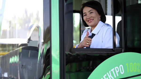 Водитель электробуса в Бишкеке - Sputnik Кыргызстан