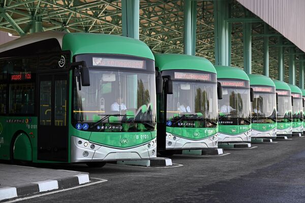 Президент Садыр Жапаров Бишкек мэриясынын электробустарды жана газ менен жүрүүчү автобустарды тейлөө борборунун ачылышына катышты - Sputnik Кыргызстан