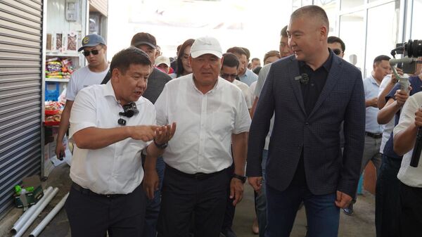 Председатель налоговой службы Алмамбет Шыкмаматов провёл рейд по контролю акцизных марок на рынке в Оше - Sputnik Кыргызстан