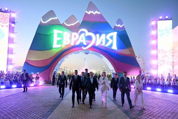 Президент подчеркнул, что парк станет местом укрепления семейных ценностей, жители и гости столицы смогут проводить тут время с семьями и активно отдыхать - Sputnik Кыргызстан