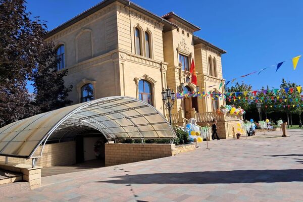 Мебель и детскую площадку установили за счет мэрии - Sputnik Кыргызстан