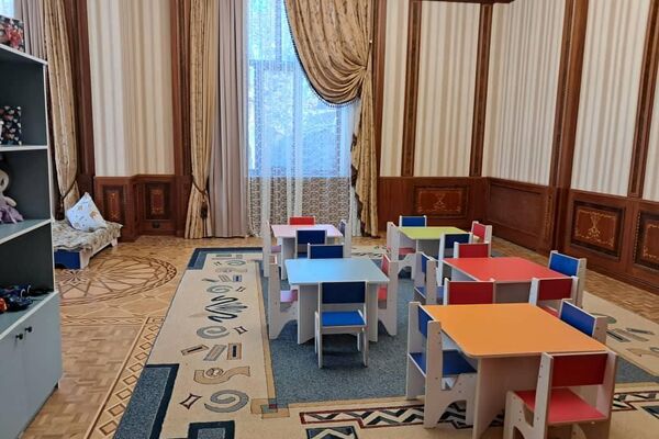 В Чолпон-Ате в бывших домах &quot;вора в законе&quot; Камчы Кольбаева открыли детский сад &quot;Баластан&quot;, районный отдел образования и центр детского творчества - Sputnik Кыргызстан