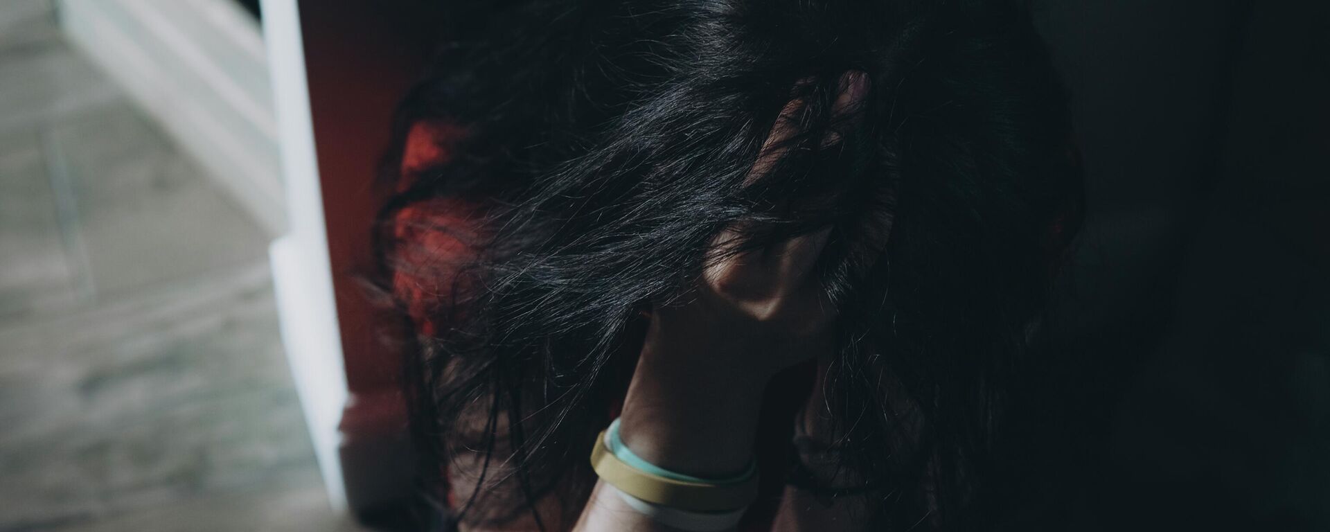 Ыйлап жаткан кыз. Иллюстративдик сүрөт - Sputnik Кыргызстан, 1920, 29.08.2025