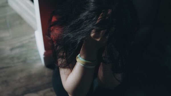 Расстроенная девочка-подросток сидит на полу. Иллюстративное фото - Sputnik Кыргызстан