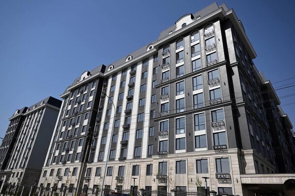 Ал буга чейин аталган шаарда &quot;Асман Резиденс-1&quot; турак жай комплекси жана Сузак районунда &quot;Асман Резиденс-5&quot; комплекси пайдаланууга берилгенин кошумчалады - Sputnik Кыргызстан