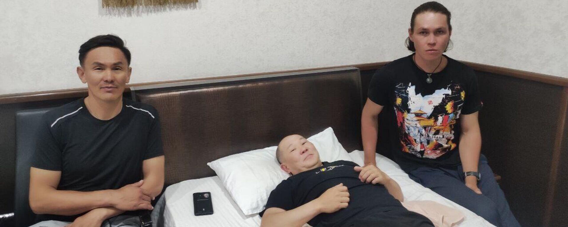 Эвакуация в Москву российских спасателей участвовавших в операции на пике Победы - Sputnik Кыргызстан, 1920, 30.08.2025