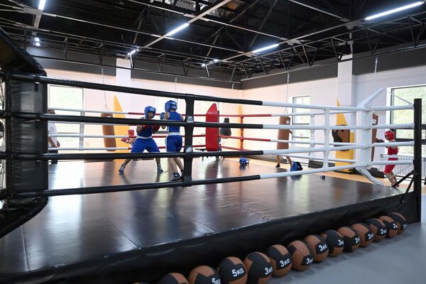 Спортивный объект включает три боксерских зала, административное здание, современный спортзал на 300 мест, а также общежитие на 27 человек - Sputnik Кыргызстан