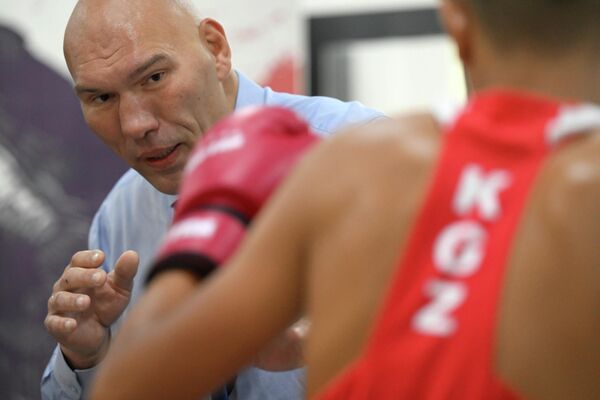 На мероприятии присутствовал известный профессиональный боксер, чемпион мира в тяжелом весе, депутат Государственной думы России Николай Валуев, который дал мастер-класс молодым спортсменам - Sputnik Кыргызстан