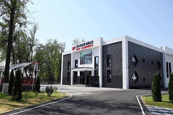 Президент Садыр Жапаров осмотрел здание академии бокса в Джалал-Абаде - Sputnik Кыргызстан