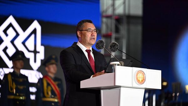 Кыргызстандын президенти Садыр Жапаров Жалал-Абаддагы Эгемендүүлүк майрамында - Sputnik Кыргызстан