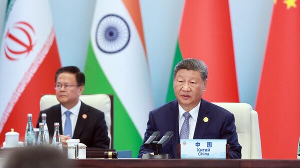 Председатель Китайской Народной Республики (КНР) Си Цзиньпин на заседании Совета глав государств – членов Шанхайской организации сотрудничества (ШОС) в Тяньцзине. - Sputnik Кыргызстан