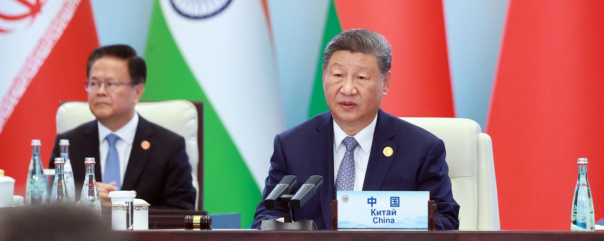 Председатель Китайской Народной Республики (КНР) Си Цзиньпин на заседании Совета глав государств – членов Шанхайской организации сотрудничества (ШОС) в Тяньцзине. - Sputnik Кыргызстан, 1920, 01.09.2025