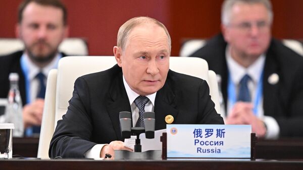 Президент РФ Владимир Путин выступает на заседании Совета глав государств – членов Шанхайской организации сотрудничества (ШОС) в Тяньцзине. - Sputnik Кыргызстан