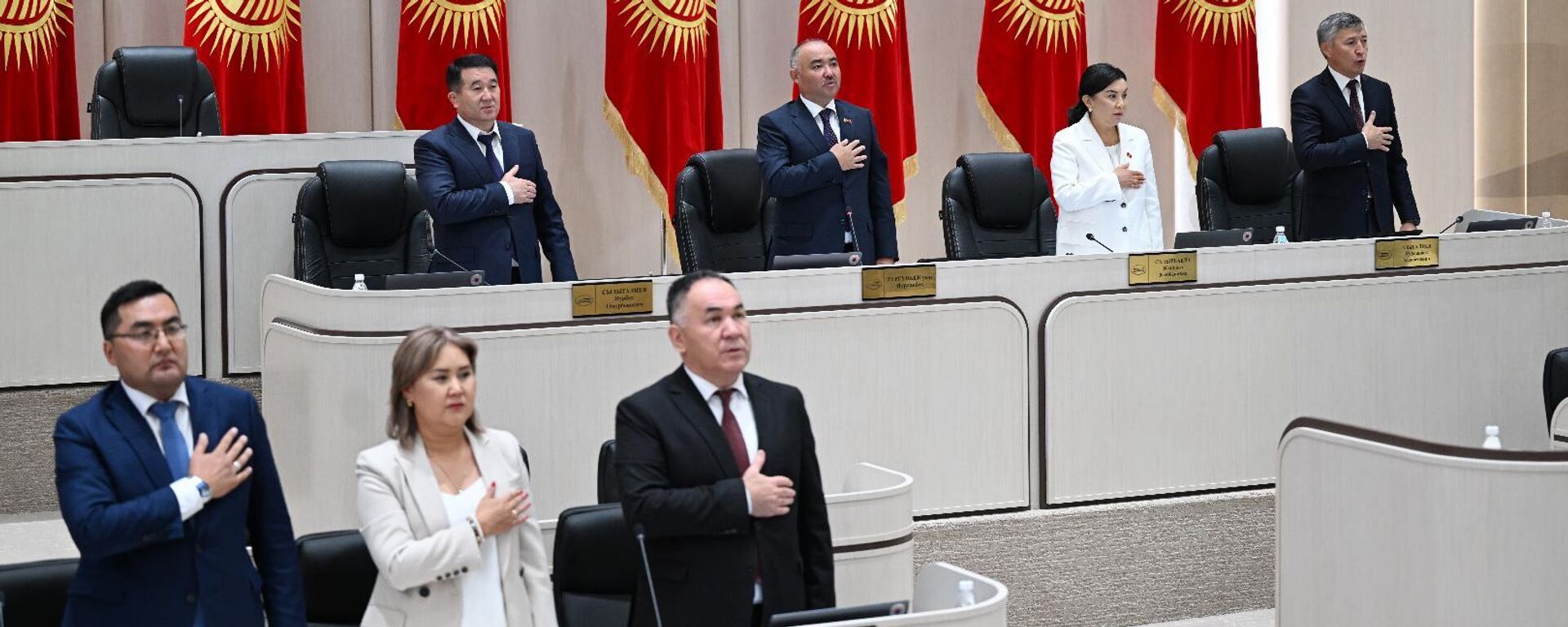  Жогорку Кеңештин VII чакырылышынын V сессиясы расмий ачылды.  - Sputnik Кыргызстан, 1920, 01.09.2025