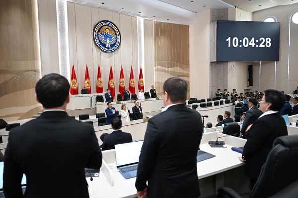 Мамлекеттик гимн жаңыргандан кийин парламент төрагасы Нурланбек Тургунбек уулу Жогорку Кеңеш отурган жай толук оңдоодон өткөнүн белгилеп, үч жыл ичинде имараттын ичи-сырты, депутаттардын иш бөлмөлөрүнө чейин жаңыланганын белгиледи. - Sputnik Кыргызстан