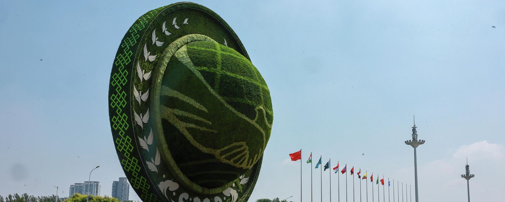 Символика саммита ШОС в Тяньцзине. - Sputnik Кыргызстан, 1920, 01.09.2025