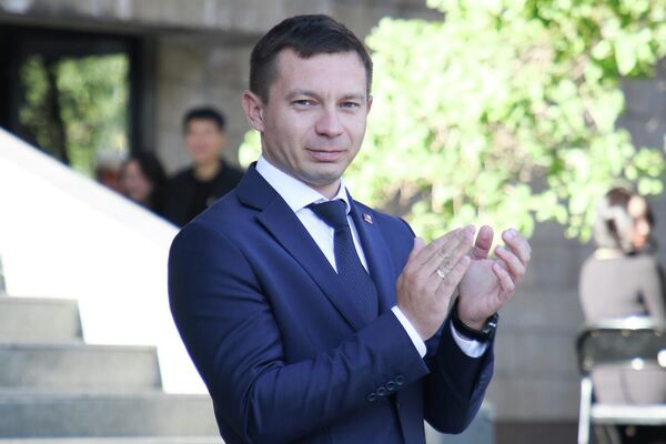 С приветственным словом к собравшимся обратился ректор КРСУ Сергей Волков - Sputnik Кыргызстан