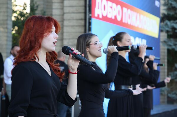 В торжественной линейке приняли участие проректоры, деканы факультетов, школьники, студенты колледжа и лицея КРСУ - Sputnik Кыргызстан