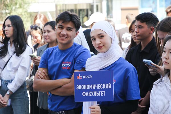 В Кыргызско-Российском Славянском университете прошли торжественные линейки, приуроченные ко Дню знаний - Sputnik Кыргызстан