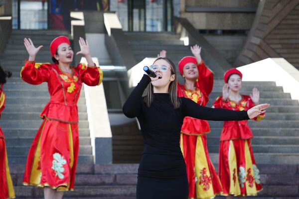 Для первокурсников каждого факультета были организованы отдельные линейки: деканы и преподаватели знакомили новичков с особенностями учебного процесса, студенческими традициями и перспективами. Отдельная линейка прошла и для школьников. - Sputnik Кыргызстан