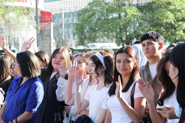 В этом году КРСУ принял 2 265 абитуриентов и встретил 50 первоклассников в школе при университете - Sputnik Кыргызстан