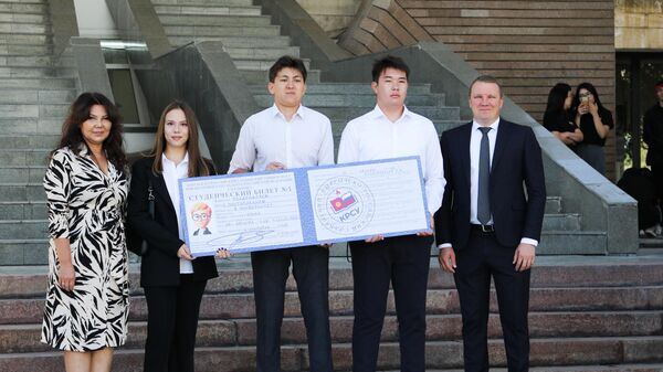 Торжественная линейка ко Дню знаний в КРСУ - Sputnik Кыргызстан