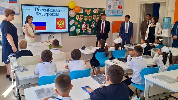 Участие посла РФ в КР Сергея Вакунова в линейке по случаю 1 сентября в Школе Газпром Кыргызстан - Sputnik Кыргызстан