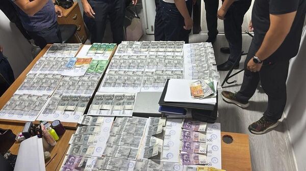 У милицейского начальника в кабинете нашли 5,9 млн сомов и $46 тыс - Sputnik Кыргызстан