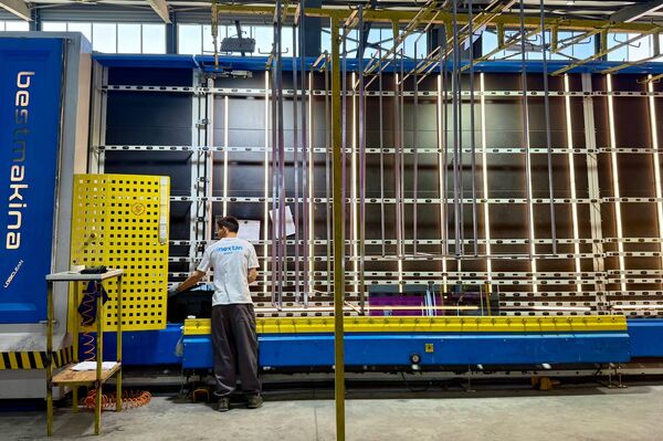 Мощности предприятия позволяют ежегодно производить до 540 тысяч квадратных метров стеклопакетов, 150 тысяч оконных конструкций и 400 тысяч единиц закаленного стекла - Sputnik Кыргызстан