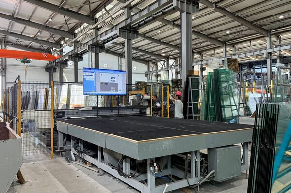 Крупнейшее в Кыргызстане предприятие по производству стеклопакетов и оконных конструкций - Sputnik Кыргызстан