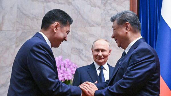 Президент Монголии Ухнаагийн Хурэлсух, президент РФ Владимир Путин и председатель КНР Си Цзиньпин во время встречи в Пекине - Sputnik Кыргызстан