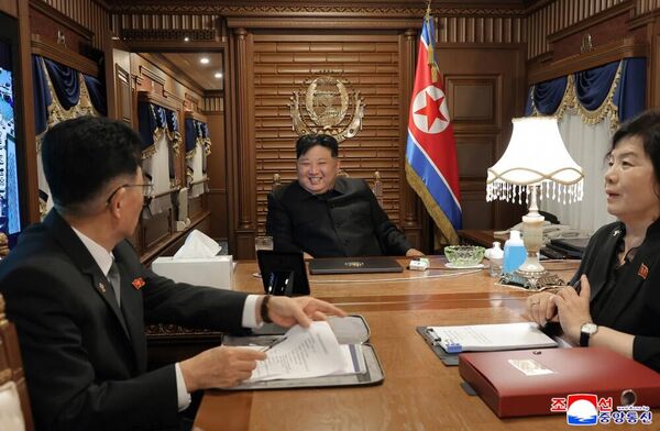 Лидер КНДР Ким Чен Ын также принял участие в саммите ШОС. Он прибыл в Тяньцзинь на спецпоезде. Кроме саммита, северокорейский лидер примет участие в военном параде в Пекине по случаю 80-й годовщины окончания Второй мировой войны и капитуляции Японии. - Sputnik Кыргызстан