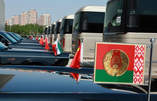 Главным политическим итогом мероприятия стало принятие Тяньцзиньской декларации, в которой лидеры государств выступили против &quot;односторонних принудительных мер, в том числе экономического характера&quot;, сделав прямую отсылку к американской санкционной политике. На фото: автомобили президентских кортежей  у конгрессно-выставочного центра &quot;Мэйцзян&quot; в Тяньцзине. - Sputnik Кыргызстан