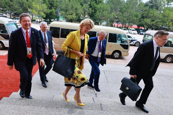 На фото председатель правления ПАО &quot;Газпром&quot; Алексей Миллер, министр сельского хозяйства РФ Оксана Лут и генеральный директор госкорпорации &quot;Росатом&quot; Алексей Лихачев (слева направо) перед российско-китайскими переговорами в Пекине - Sputnik Кыргызстан