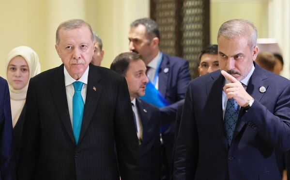 Президент Турции Реджеп Тайип Эрдоган после встречи с президентом РФ Владимиром Путиным на полях саммита ШОС. Справа — министр иностранных дел Турции Хакан Фидан. - Sputnik Кыргызстан