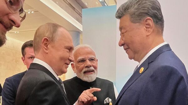 Президент РФ Владимир Путин, премьер-министр Индии Нарендра Моди и председатель КНР Си Цзиньпин перед началос саммита ШОС в Тяньцзине - Sputnik Кыргызстан