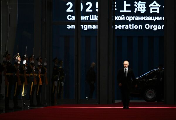 Участники саммита осудили удары Израиля и США по Ирану и действия, спровоцировавшие гуманитарную катастрофу в секторе Газа. Они также выразили протест против милитаризации космоса и сферы информационных технологий. На фото: президент РФ Владимир Путин перед совместным фотографированием глав государств.  - Sputnik Кыргызстан