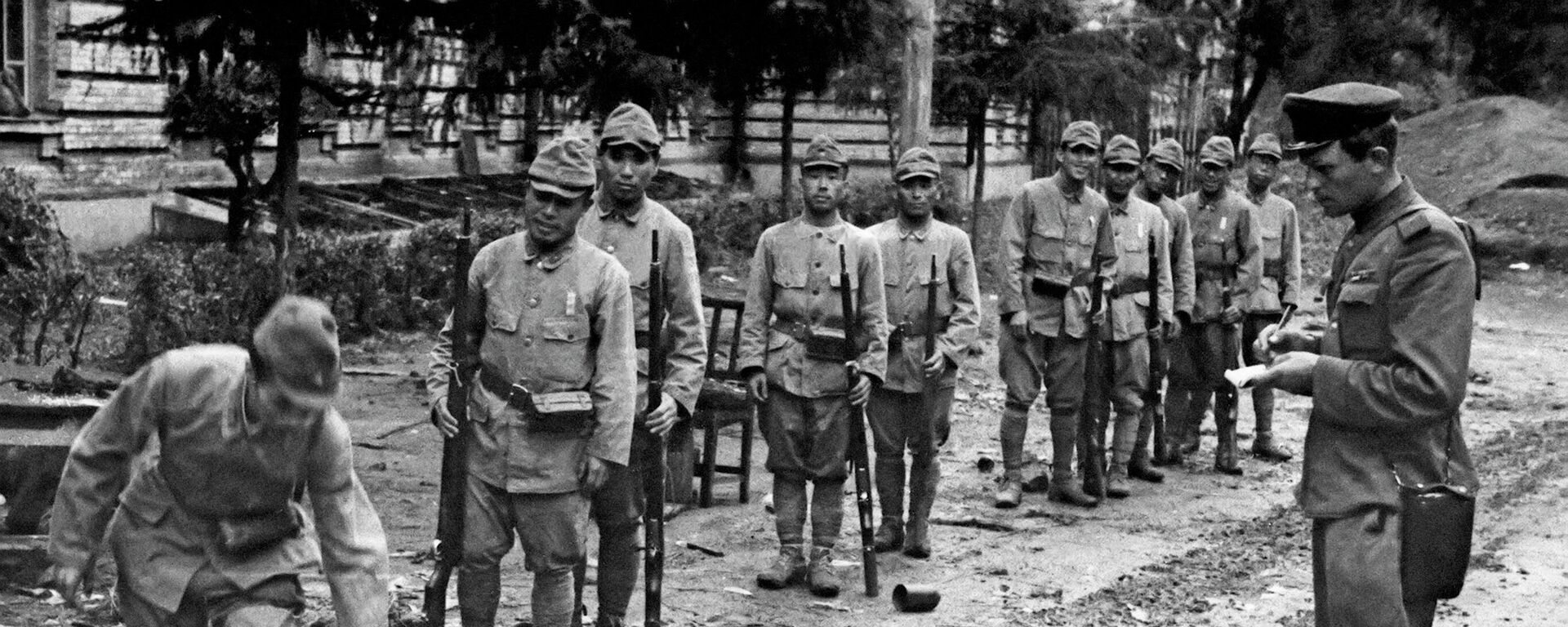 1945-жылы 16-августта багынып берген Квантун армиясынын жапон жоокерлери советтик офицерге куралдарын тапшырышты - Sputnik Кыргызстан, 1920, 02.09.2025