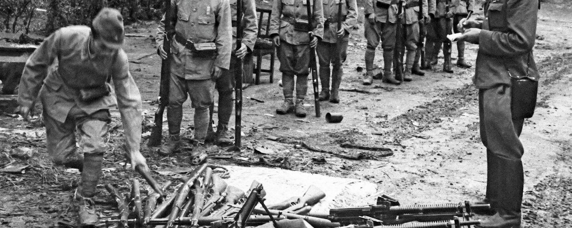 1945-жылы 16-августта багынып берген Квантун армиясынын жапон жоокерлери советтик офицерге куралдарын тапшырышты - Sputnik Кыргызстан, 1920, 02.09.2025