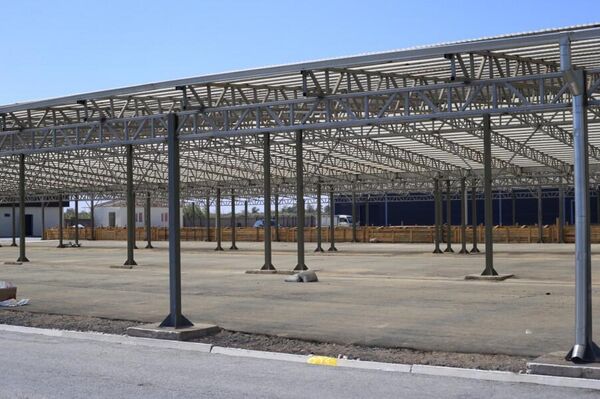 На территории Первомайского района на пересечении улицы Юбилейной и Северной объездной дороги завершается строительство скотного рынка, соответствующего требованиям ветеринарных охранных зон - Sputnik Кыргызстан