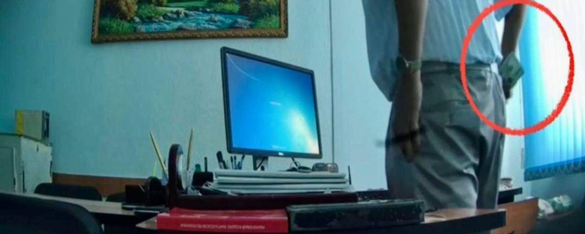 УКМК райондук салык кызматынын бөлүм башчысын кармады - Sputnik Кыргызстан, 1920, 03.09.2025