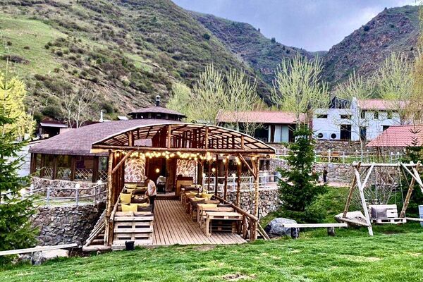 Ал жакка 15 конок үй, банкеттик залдары бар мончолор, ресторан, эки кабаттуу административдик имарат, банкеттик зал, кабиналар, беседкалар курулган - Sputnik Кыргызстан