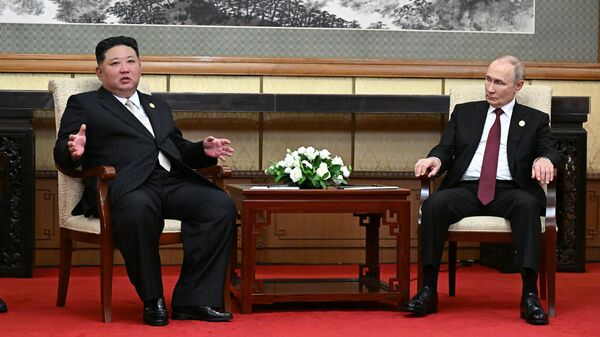  Россия жана Түндүк Кореянын лидерлери Владимир Путин менен Ким Чен Ын Кытайда жолукту - Sputnik Кыргызстан