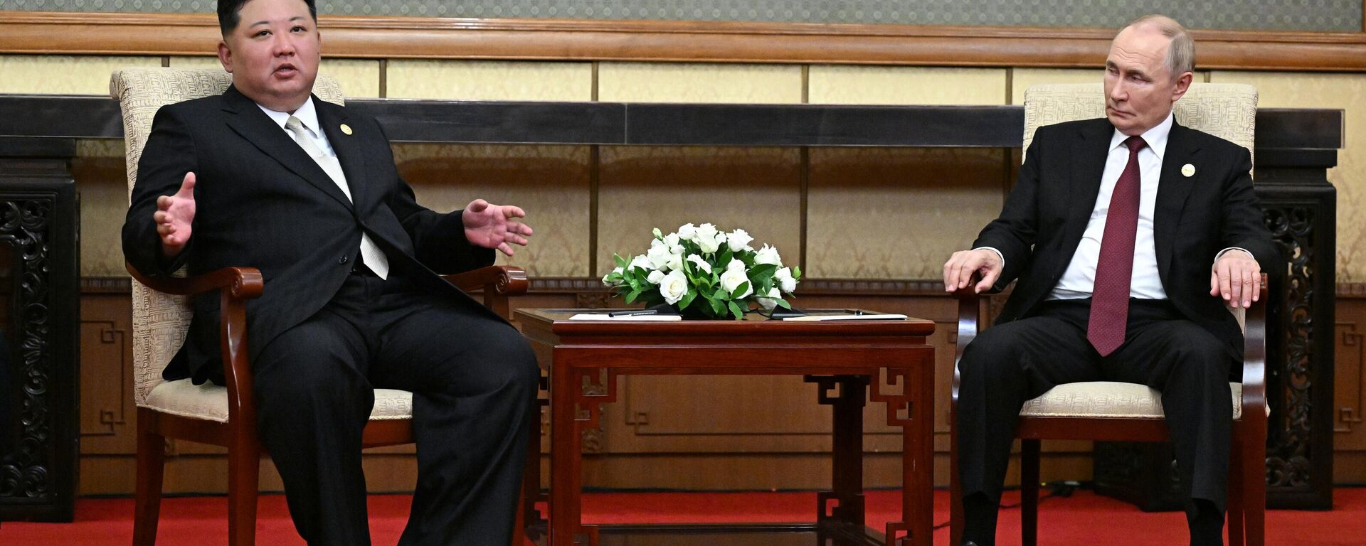  Россия жана Түндүк Кореянын лидерлери Владимир Путин менен Ким Чен Ын Кытайда жолукту - Sputnik Кыргызстан, 1920, 03.09.2025