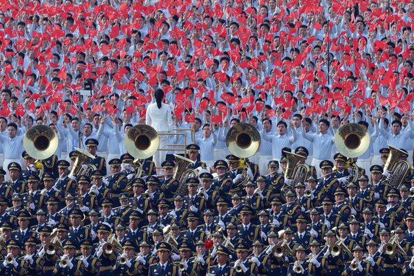 1949-жылы Кытай негизделгенден берки эң ири, миңден ашуун кишиден турган аскердик оркестр. Алар бүгүн аскердик тематикадагы классикалык чыгармаларды жана бул парад үчүн атайын жазылган музыкалык жаңы композицияларды аткарды. - Sputnik Кыргызстан