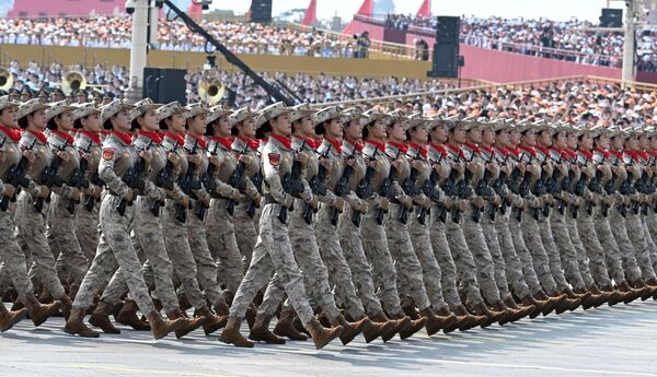 Кытай армиясындагы кыз-келиндер. Алар бүгүнкү параддын көркүн чыгарды. - Sputnik Кыргызстан